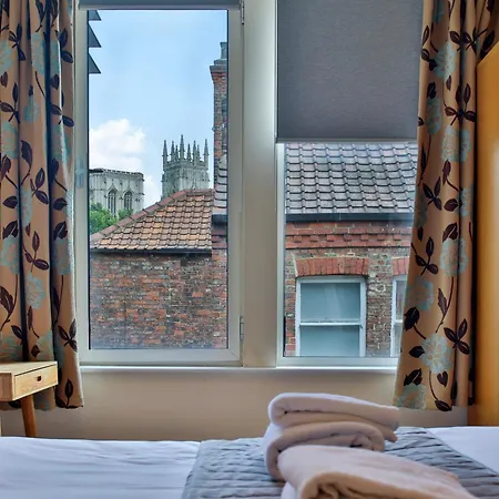 Aspire - 2 Bed, Parking, 3 Minute Walk To Minster 아파트